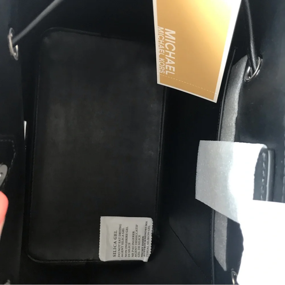 Michael Kors backpack and wallet - Picture 7 of 15